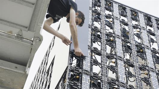 Mit der Medienwand ist die HSD um eine Attraktion reicher. Auf einer Fläche zwischen Gebäude 5 und Gebäude 7 konnte man seit einigen Wochen das Entstehen einer riesigen LED-Wand beobachten. Das seit vielen Jahren geplante Forschungsvorhaben konnte nun endlich in die Tat umgesetzt werden.